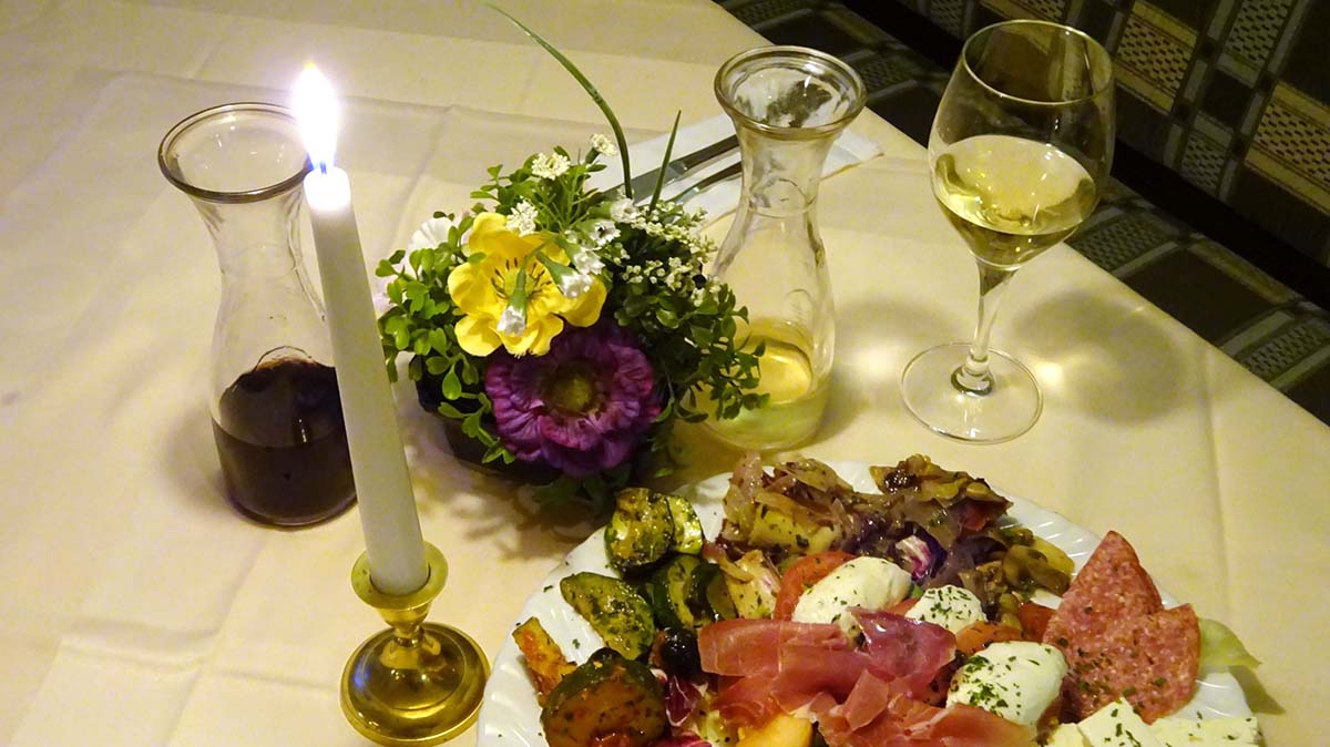 Gedeckter Tisch mit Kerze