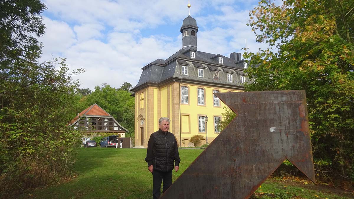 Gerd Winner vor seinem Schloss