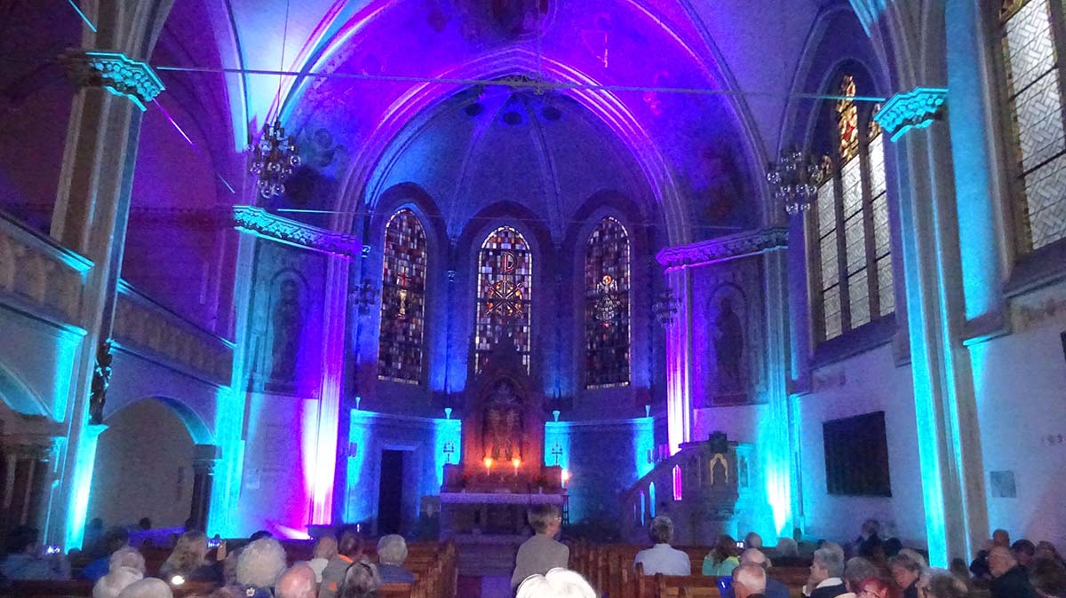 gottesdienst-kirche-in-blauem Licht Gottesdienst - Kirche in blauem Licht