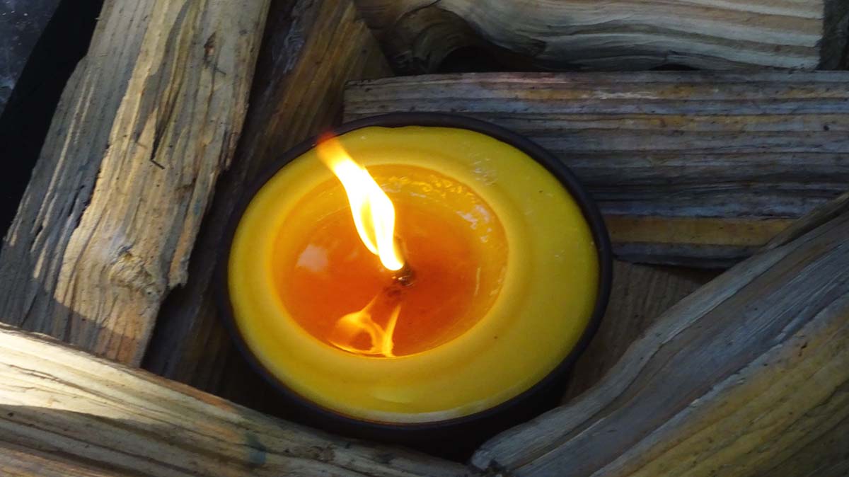 Gelbe Kerze mit Flamme