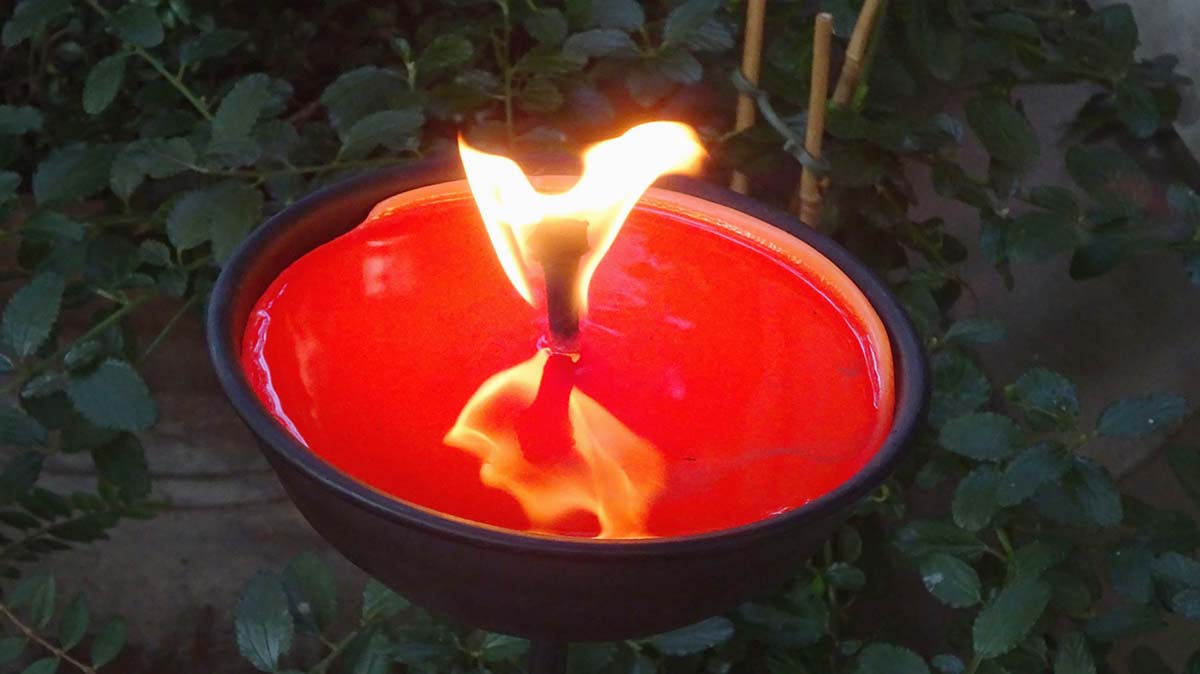 Rote Kerze mit Flamme