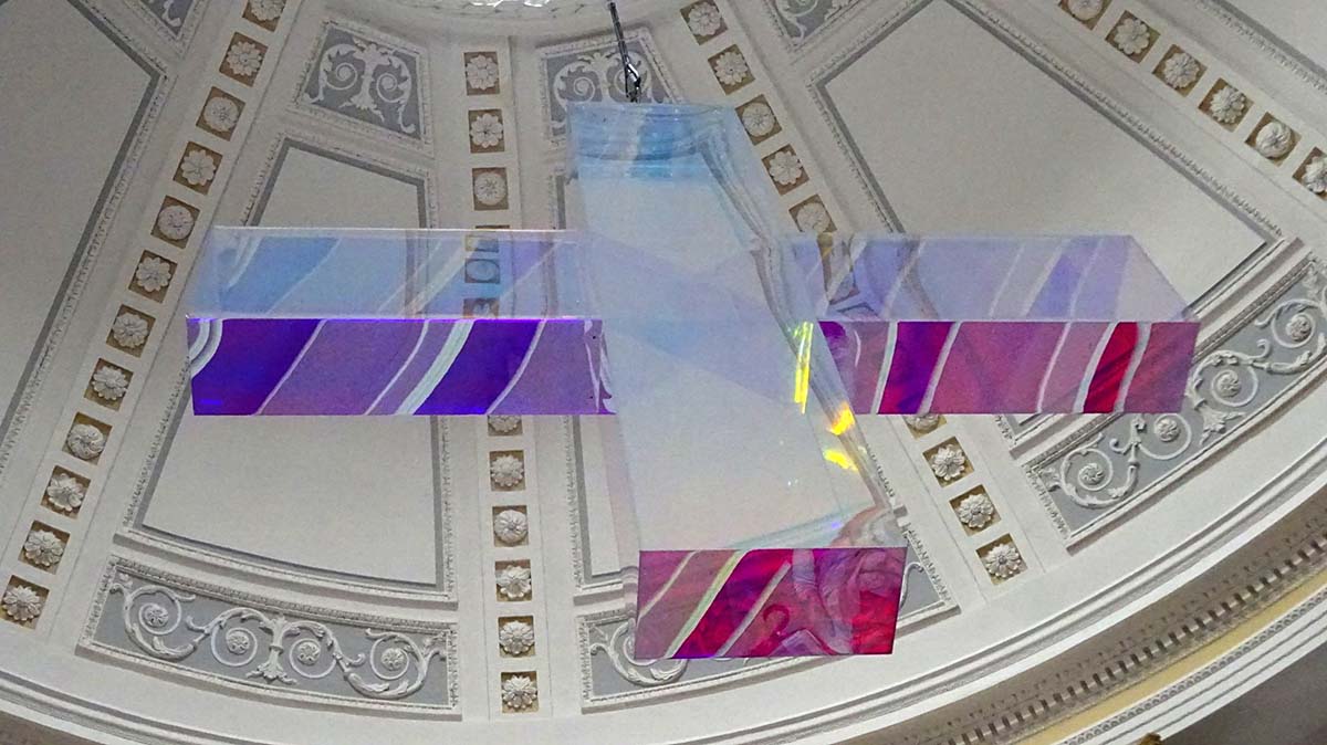 Glaskreuz in Kirchenkuppel, Balkenunterseite lila